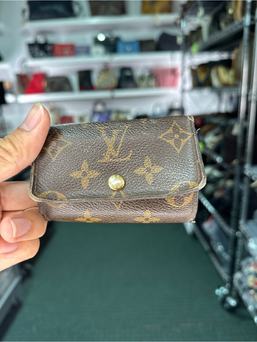 FREE LV KEYHOLDER GIVEAWAY FOLLOW IG @THEBAGRICULTURE